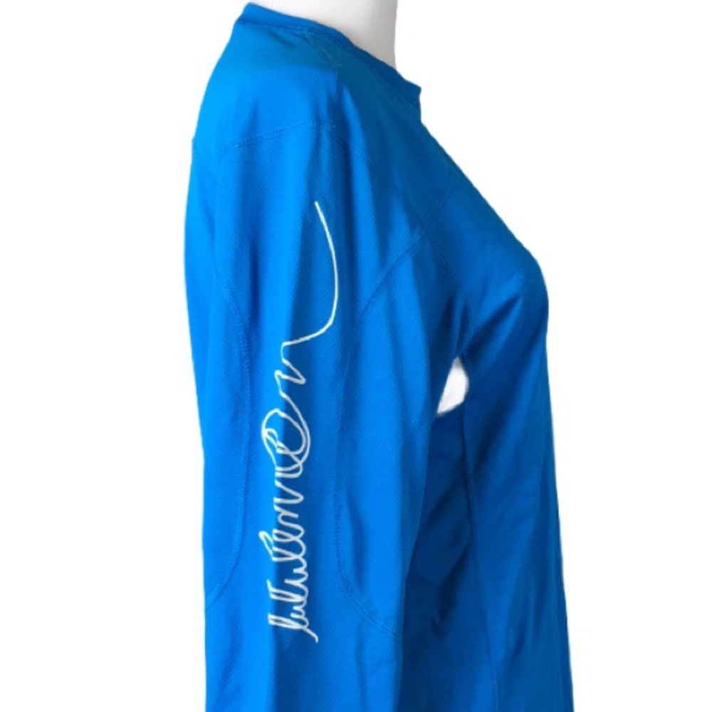 Lululemon long-sleeved shirt spellout